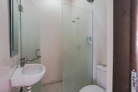 Superior Twin Room | Bathroom | Shower, rainfall showerhead, free toiletries, towels