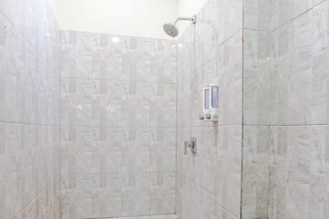 Shower, rainfall showerhead, free toiletries, towels