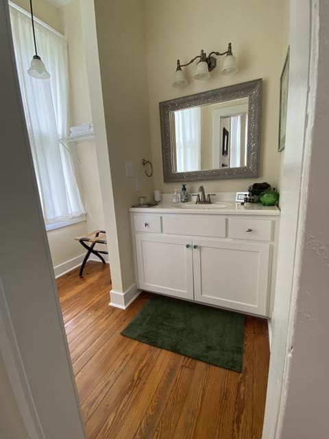 Deluxe Single Room | Bathroom | Combined shower/tub, hair dryer, towels, soap