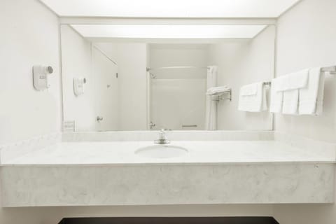 Combined shower/tub, free toiletries, hair dryer, towels