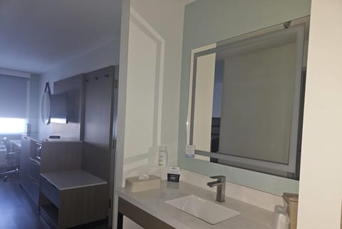 Room, 1 Queen Bed, Hearing Accessible, Non Smoking (Mobility, Bathtub w/ Grab Bars) | Premium bedding, down comforters, pillowtop beds, desk