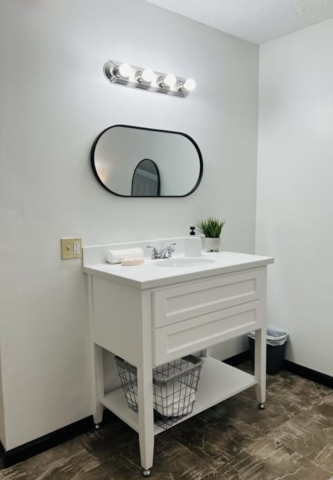 Premier Room | Bathroom | Combined shower/tub, free toiletries, hair dryer, towels