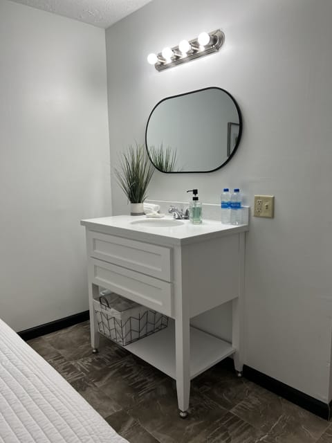 Deluxe Double Room | Bathroom | Combined shower/tub, free toiletries, hair dryer, towels