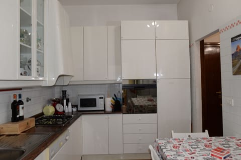 Room, 3 Bedrooms, Accessible, Smoking | Private kitchen