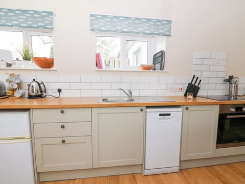 Cottage | Private kitchen | Fridge, dishwasher, electric kettle, toaster