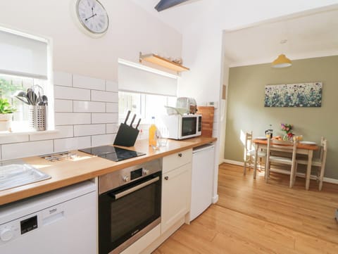 Cottage | Private kitchen | Fridge, dishwasher, electric kettle, toaster