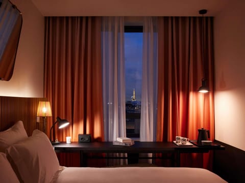 Room, 1 Queen Bed | Premium bedding, minibar, in-room safe, desk