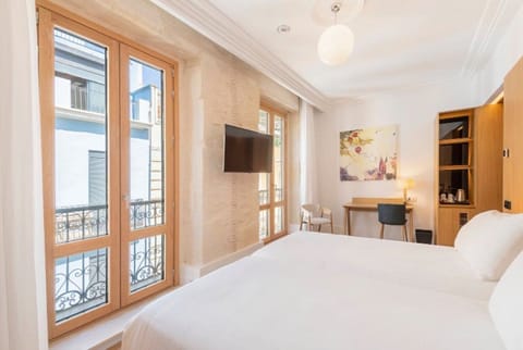 Down comforters, minibar, in-room safe, desk