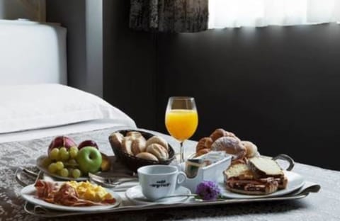 Standard Double or Twin Room | Room service - dining