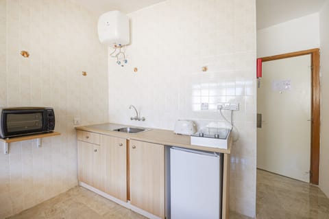 Fridge, oven, stovetop, electric kettle