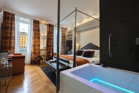 Junior Suite, 1 King Bed, City View | Premium bedding, down comforters, in-room safe, desk