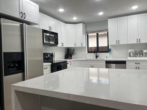 House | Private kitchen | Fridge, microwave, oven, stovetop