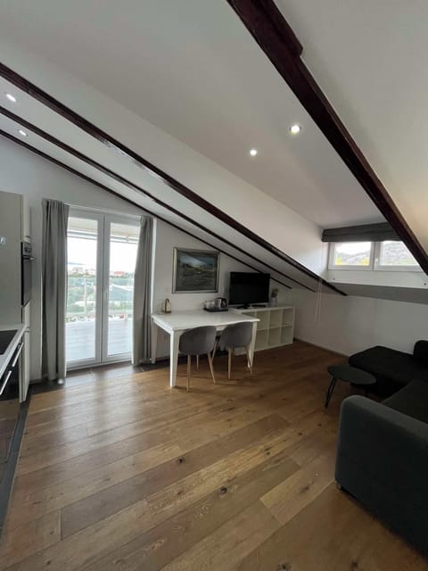 Suite (Attic) | Iron/ironing board, free WiFi, bed sheets