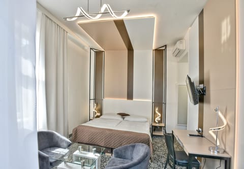 Superior Double Room | Minibar, in-room safe, desk, blackout drapes