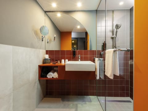 Hypo-allergenic bedding, desk, free WiFi, bed sheets