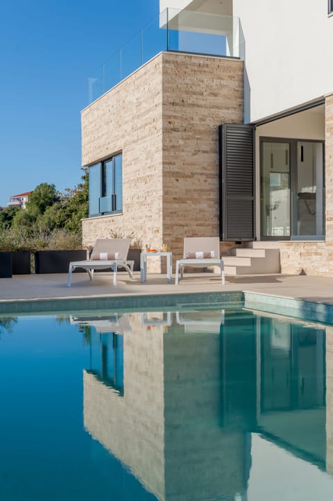 Seasonal outdoor pool, free cabanas
