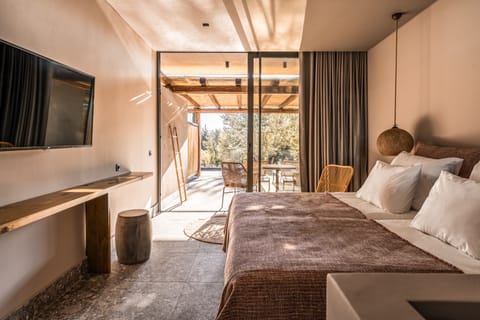 Double Swim up Pool Rooms | Premium bedding, in-room safe, desk, laptop workspace