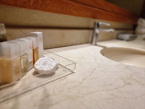 Rainfall showerhead, free toiletries, towels, soap