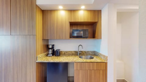 Family Suite | Private kitchen | Fridge, microwave, coffee/tea maker, toaster