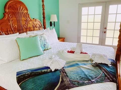 Deluxe Room, 1 King Bed, Non Smoking | Premium bedding, pillowtop beds, blackout drapes