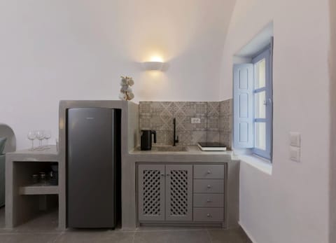 Exclusive Studio Suite, 1 King Bed with Sofa bed, Hot Tub, Sea View | Private kitchen | Fridge, stovetop, espresso maker, coffee/tea maker