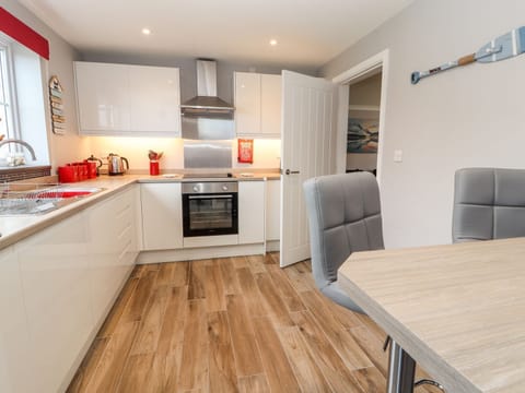 Cottage | Private kitchen | Fridge, dishwasher, electric kettle, toaster