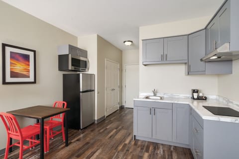 Studio Suite, 1 Queen Bed, Kitchen | Desk, laptop workspace, blackout drapes, soundproofing