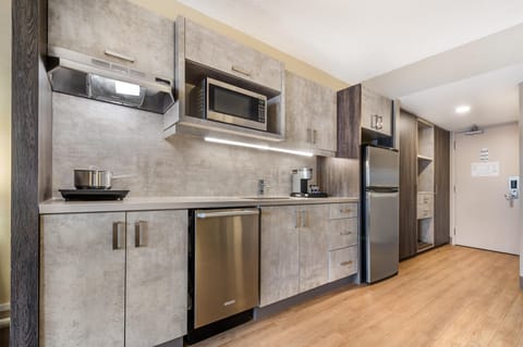 Standard Studio, 1 King Bed, Non Smoking, Kitchen (Full Kitchen) | Hypo-allergenic bedding, in-room safe, desk, laptop workspace