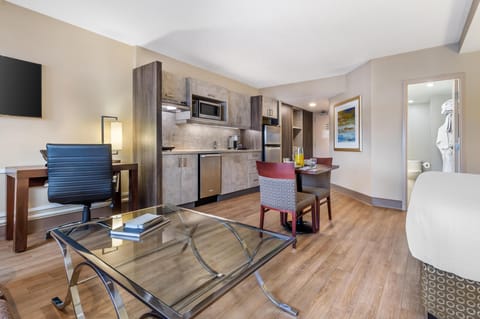 Standard Studio, 1 King Bed, Non Smoking, Kitchen (Full Kitchen) | Hypo-allergenic bedding, in-room safe, desk, laptop workspace