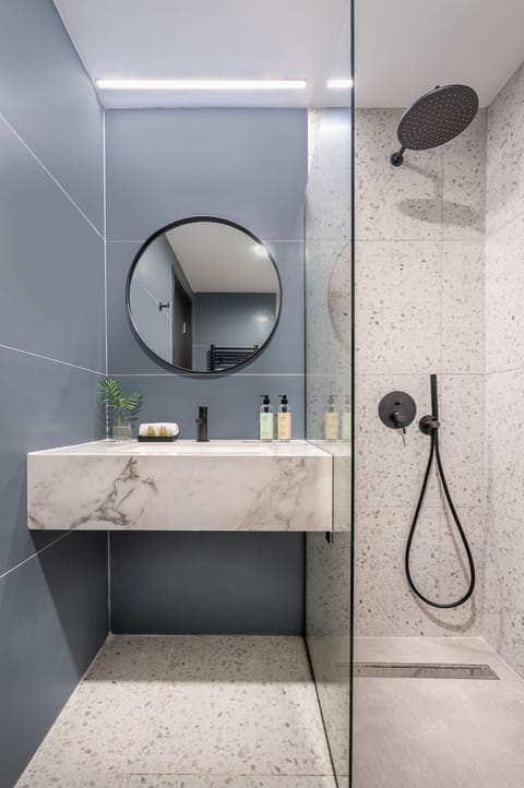 Premium Room | Bathroom | Shower, free toiletries, hair dryer, towels