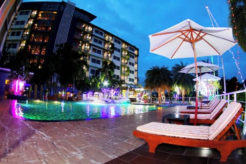 Outdoor pool, free cabanas, pool umbrellas