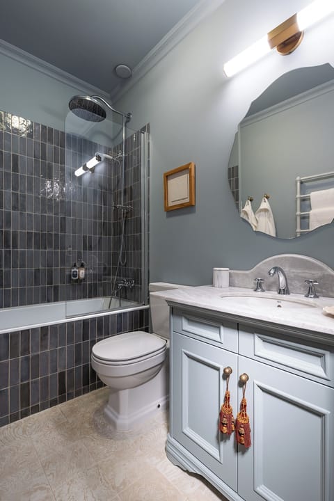 Combined shower/tub, rainfall showerhead, free toiletries, hair dryer