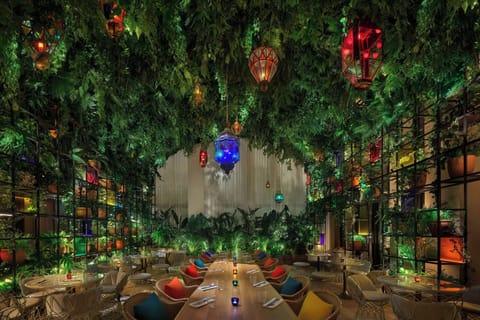 2 restaurants; lunch and dinner served