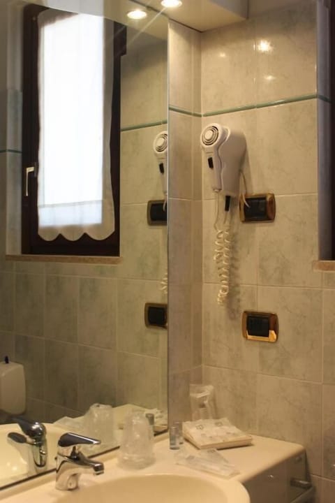 Shower, hair dryer, bathrobes, bidet