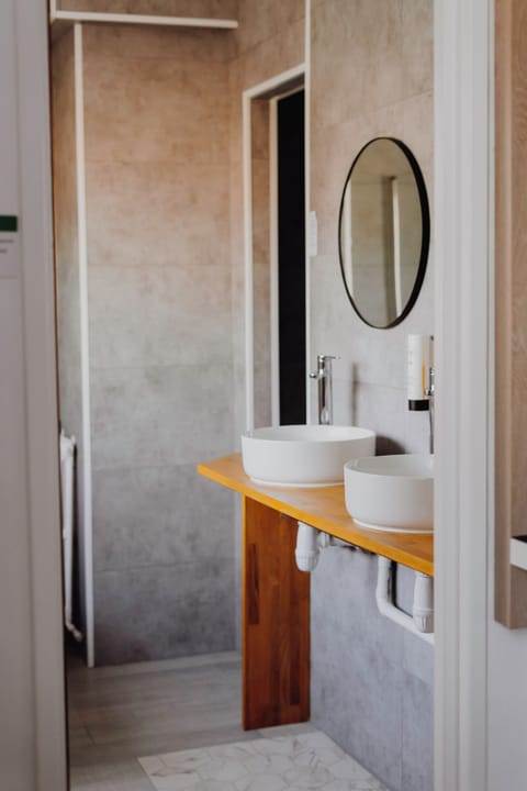 Comfort Double Room | Bathroom | Free toiletries, hair dryer, towels