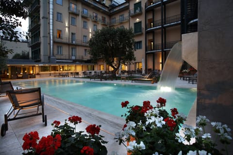 Seasonal outdoor pool, pool umbrellas, sun loungers