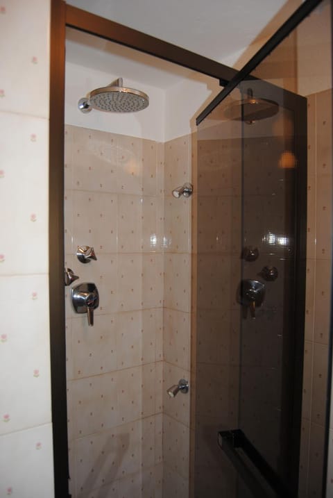 Rainfall showerhead, free toiletries, hair dryer, bidet