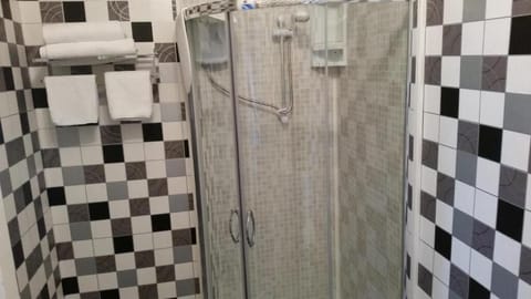 Family Room (Room 8) | Bathroom | Shower, towels