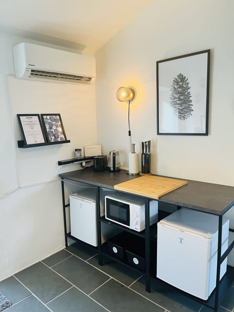 32-inch flat-screen TV with digital channels, TV, Netflix