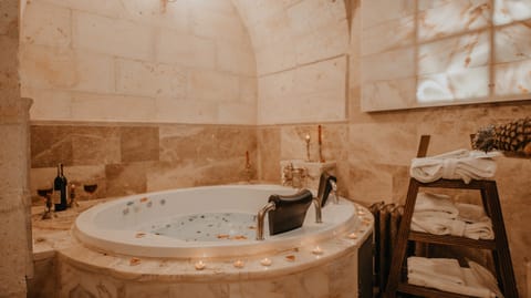 KALE ROOM | Bathroom amenities | Combined shower/tub, jetted tub, rainfall showerhead, free toiletries