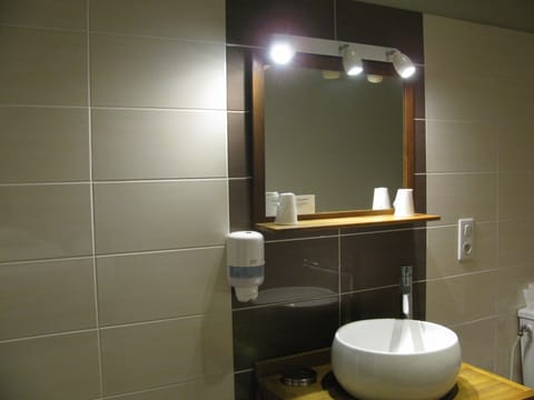 Comfort Twin Room | Bathroom | Shower, hair dryer, towels