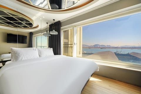 Standard Room | Free wired internet, bed sheets