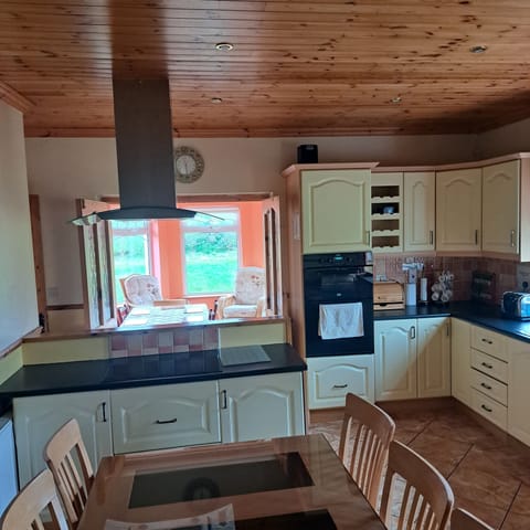 House | Private kitchen | Fridge, microwave, oven, stovetop