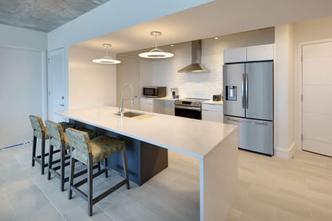 Full-size fridge, microwave, oven, stovetop