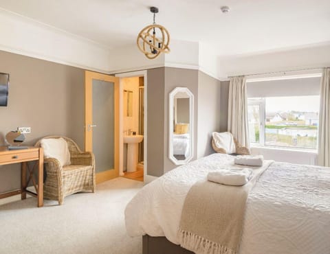 Double Room | Bathroom | Hair dryer, towels, soap, shampoo