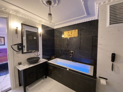 Deluxe Double or Twin Room | Egyptian cotton sheets, premium bedding, Tempur-Pedic beds, minibar