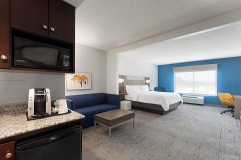 Desk, blackout drapes, iron/ironing board, free WiFi