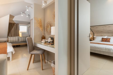 Executive Suite | In-room safe, desk, blackout drapes, soundproofing