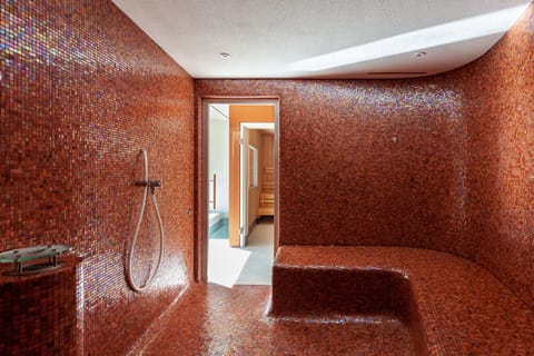 Couples treatment rooms, sauna, hot tub, steam room, body treatments