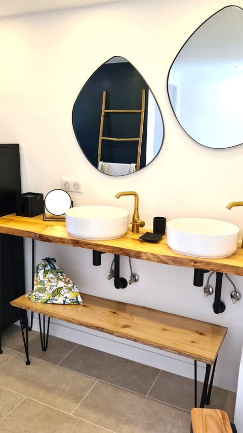 Deluxe Room | Bathroom | Shower, hair dryer, towels